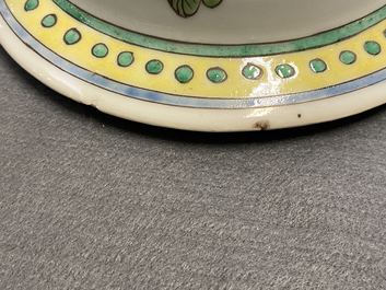 Une paire de vases couverts en porcelaine de Chine famille verte &agrave; d&eacute;cor de dragons, 19&egrave;me